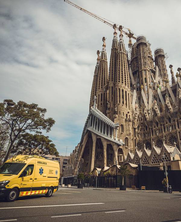 Ein Krankenwagen vor der Sagrada Família.