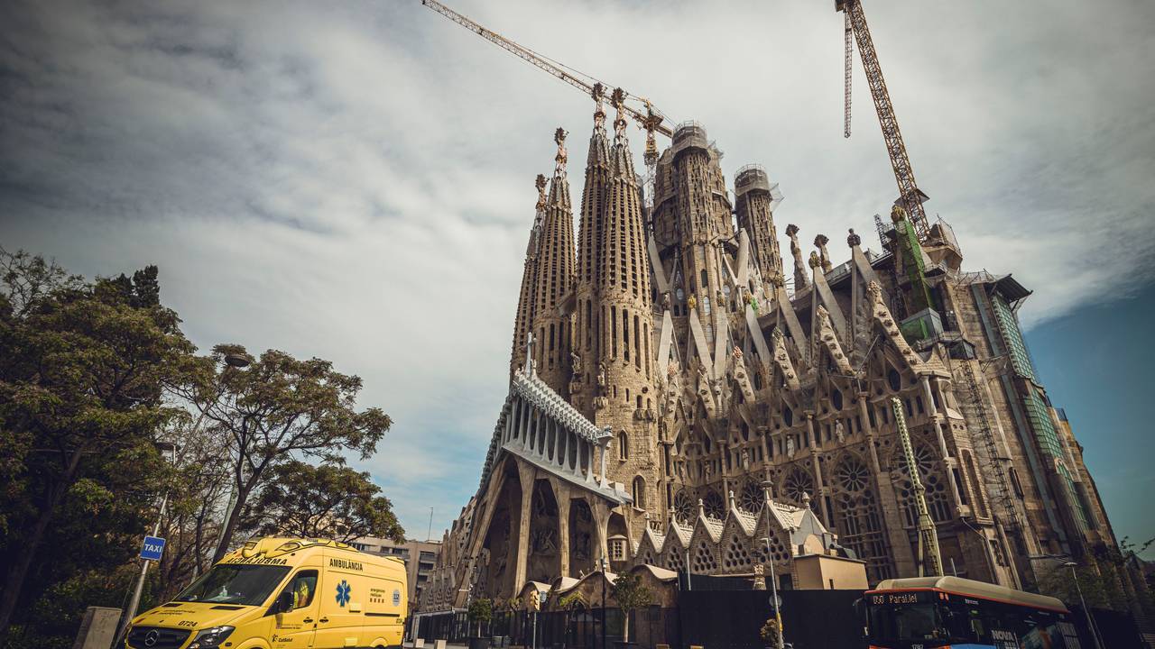Ein Krankenwagen vor der Sagrada Família.
