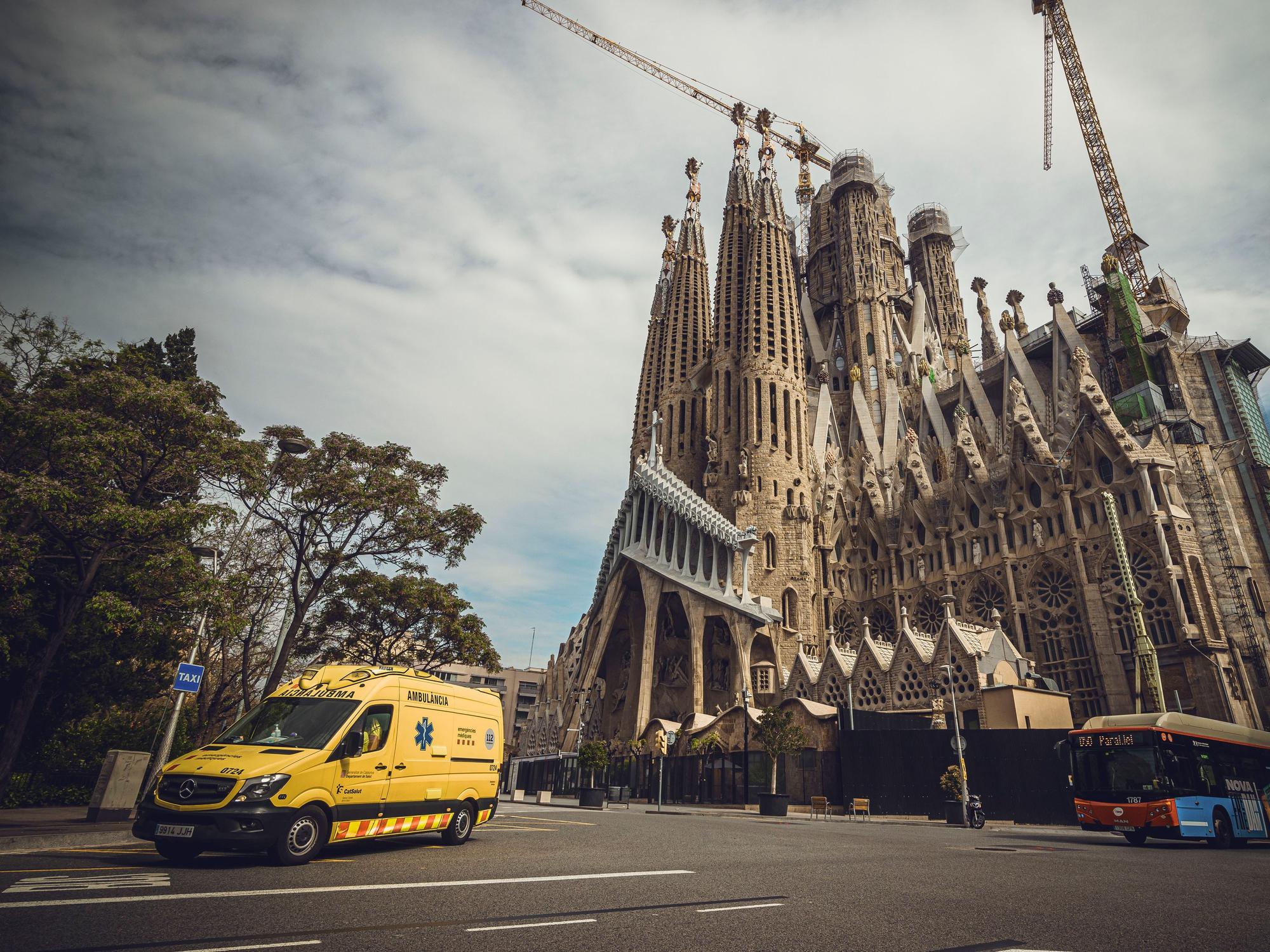 Ein Krankenwagen vor der Sagrada Família.