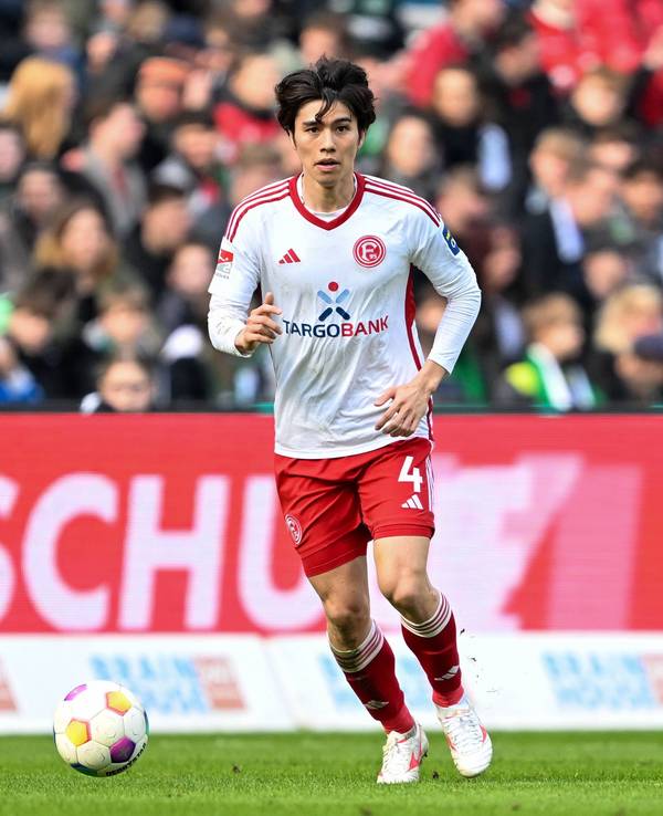 Fortuna Düsseldorfs Ao Tanaka führt den Ball im Spiel bei Hannover 96.