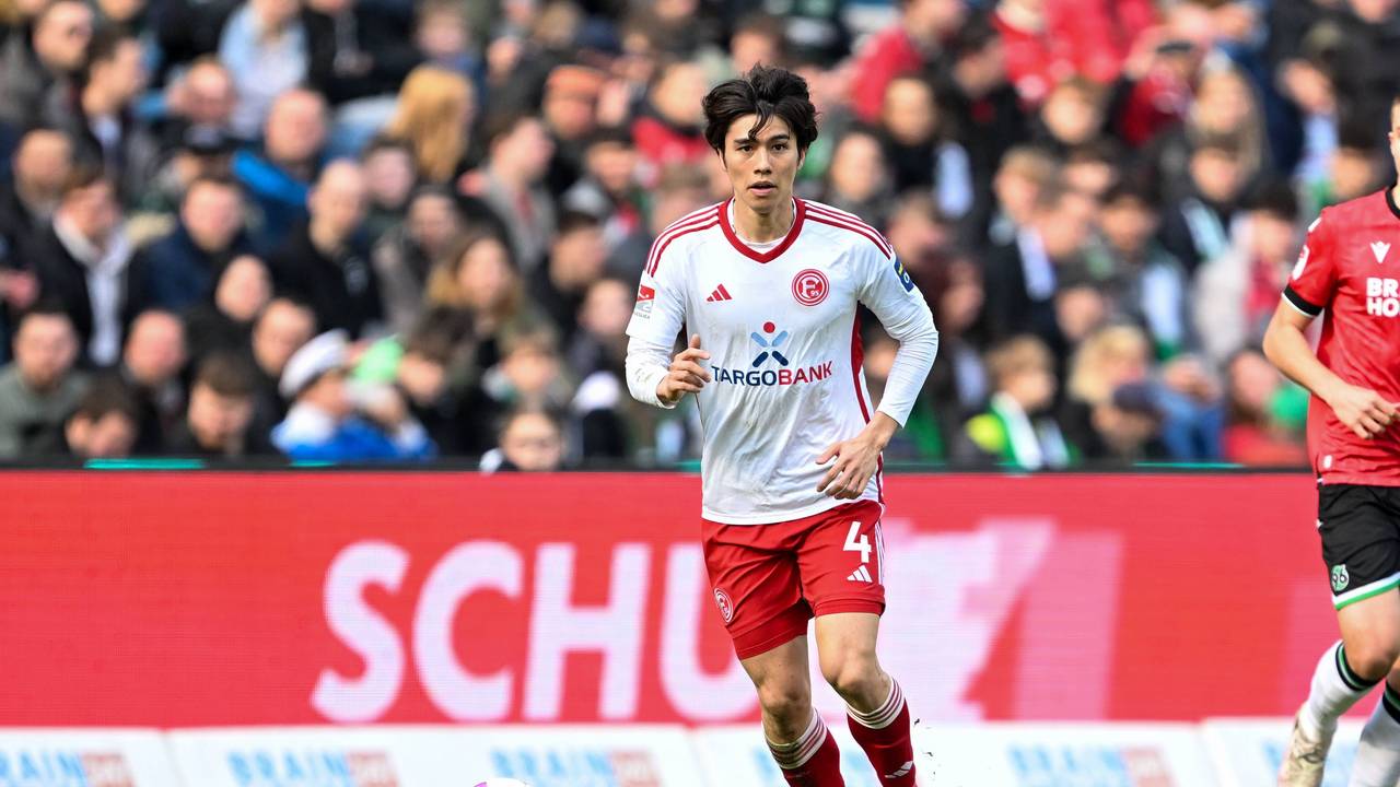 Fortuna Düsseldorfs Ao Tanaka führt den Ball im Spiel bei Hannover 96.