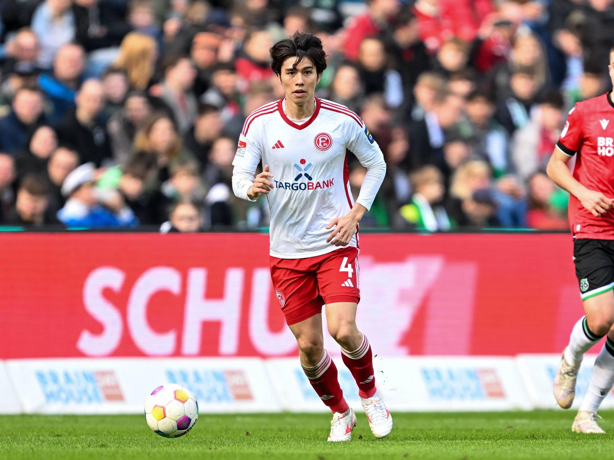 Fortuna Düsseldorfs Ao Tanaka führt den Ball im Spiel bei Hannover 96.