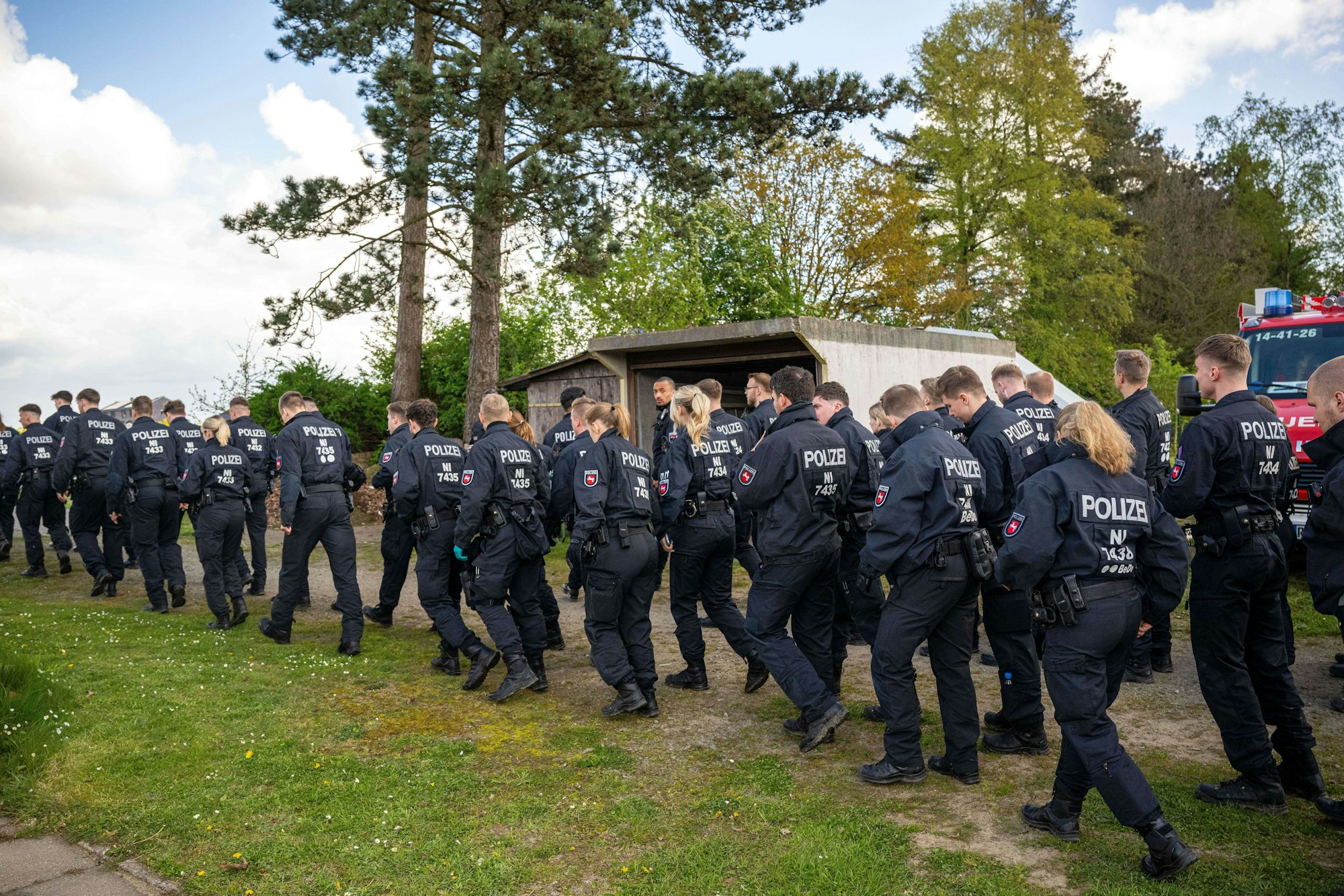 Einsatzkräfte durchsuchen ein Waldstück. Mehr als dreihundert Einsatzkräfte suchen seit Montagabend nach einem vermissten sechs Jahre alten Kind im niedersächsischen Bremervörde.