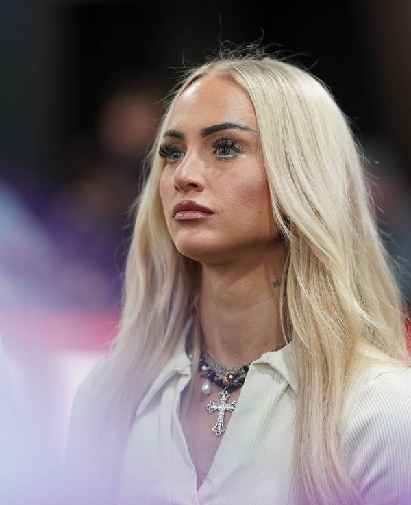 Alisha Lehmann blickt bei der Baller League in Köln in die Halle.