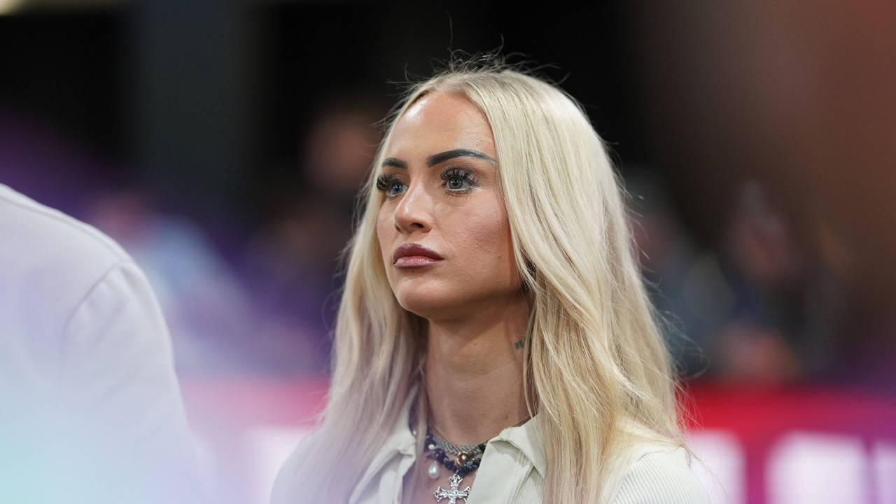Alisha Lehmann blickt bei der Baller League in Köln in die Halle.