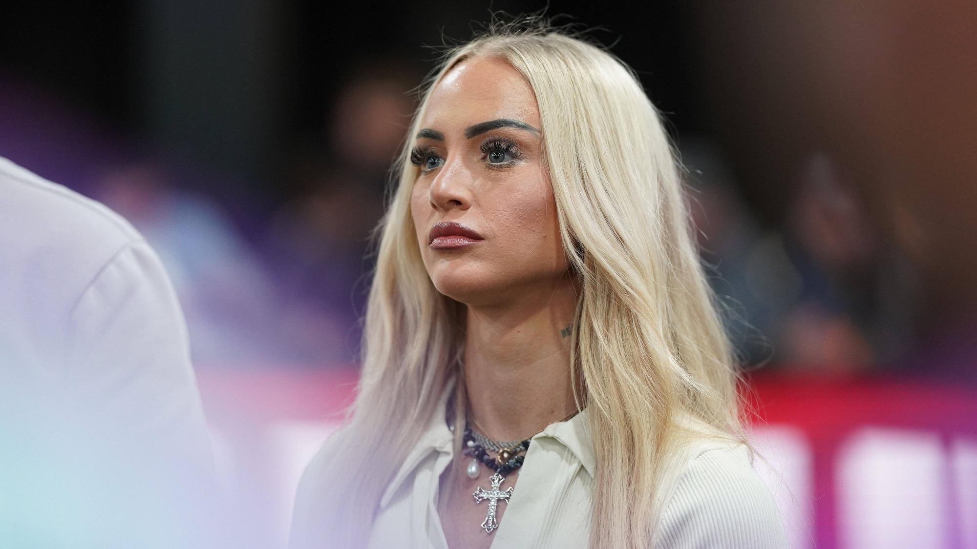 Alisha Lehmann blickt bei der Baller League in Köln in die Halle.