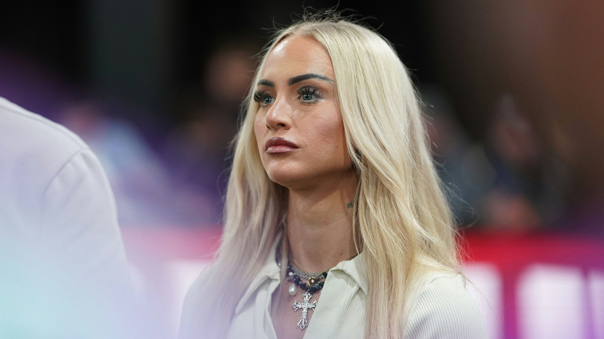 Alisha Lehmann blickt bei der Baller League in Köln in die Halle.