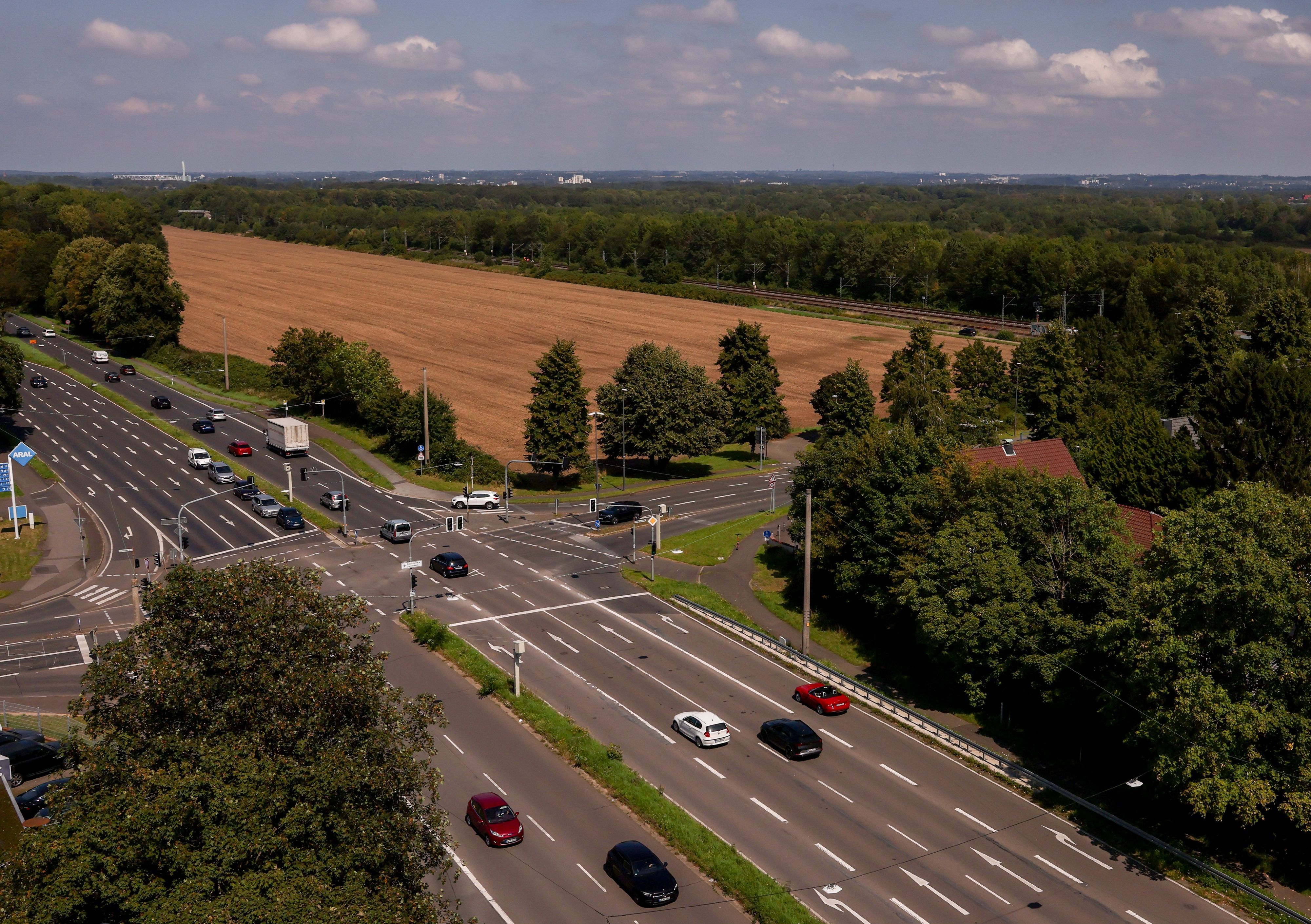Blick aus der Luft auf die Kreuzung Dünnwalder Kommunalweg/Düsseldorfer Straße in Köln.
