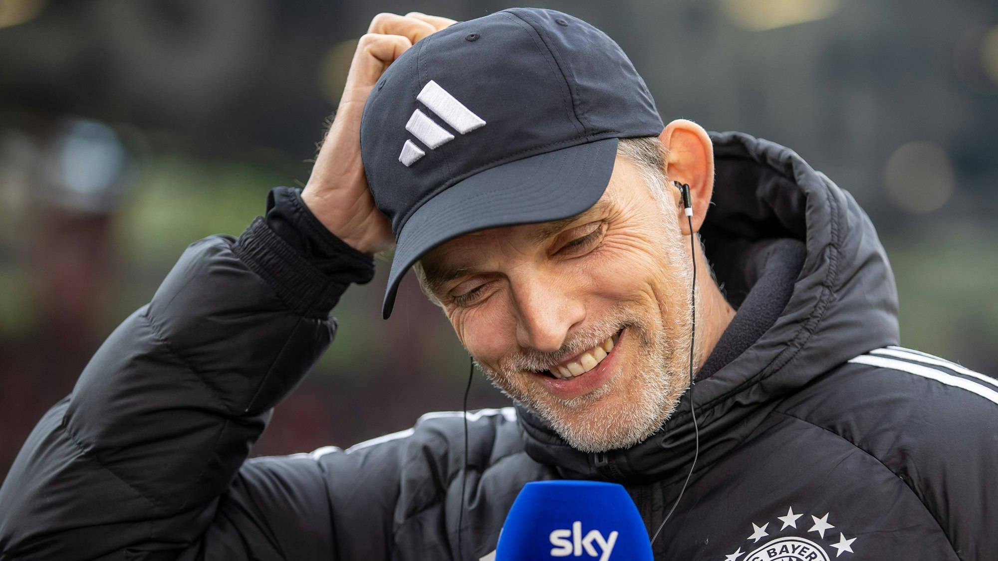 Thomas Tuchel von Bayern München lacht beim Interview.