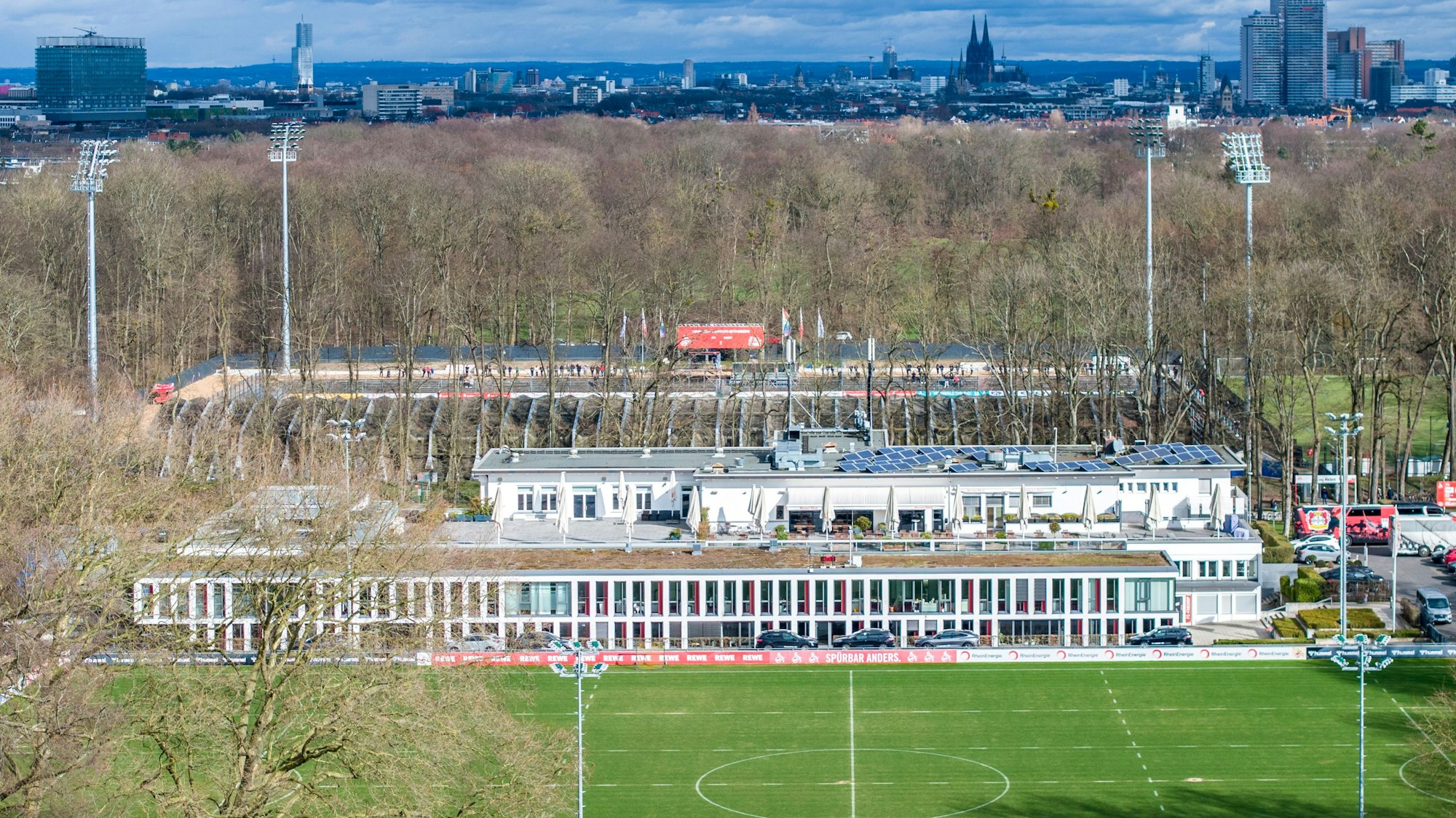 Blick auf das Geißbockheim vor der Kulisse der Stadt Köln.