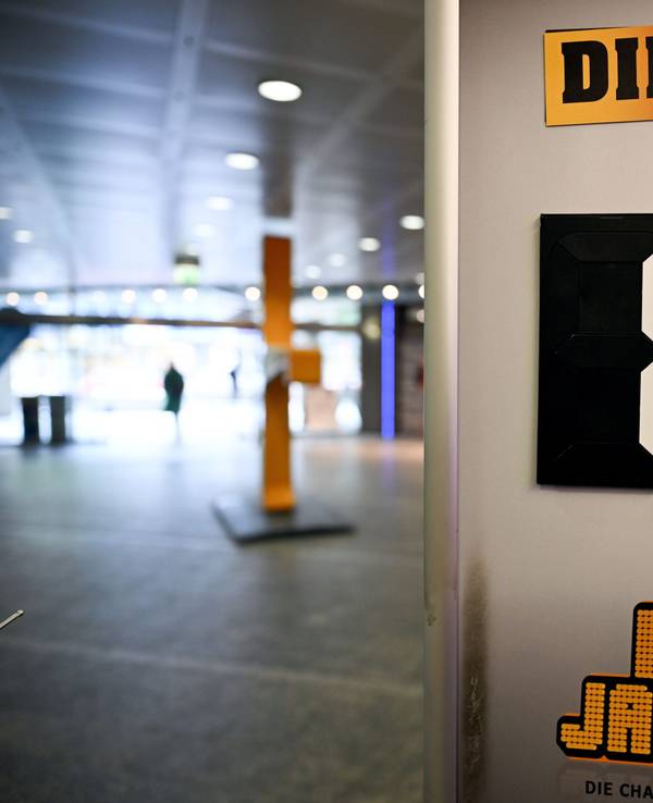 Ein Schild wirbt in Düsseldorf für die Gewinnsumme von 120 Millionen Euro im Eurojackpot.