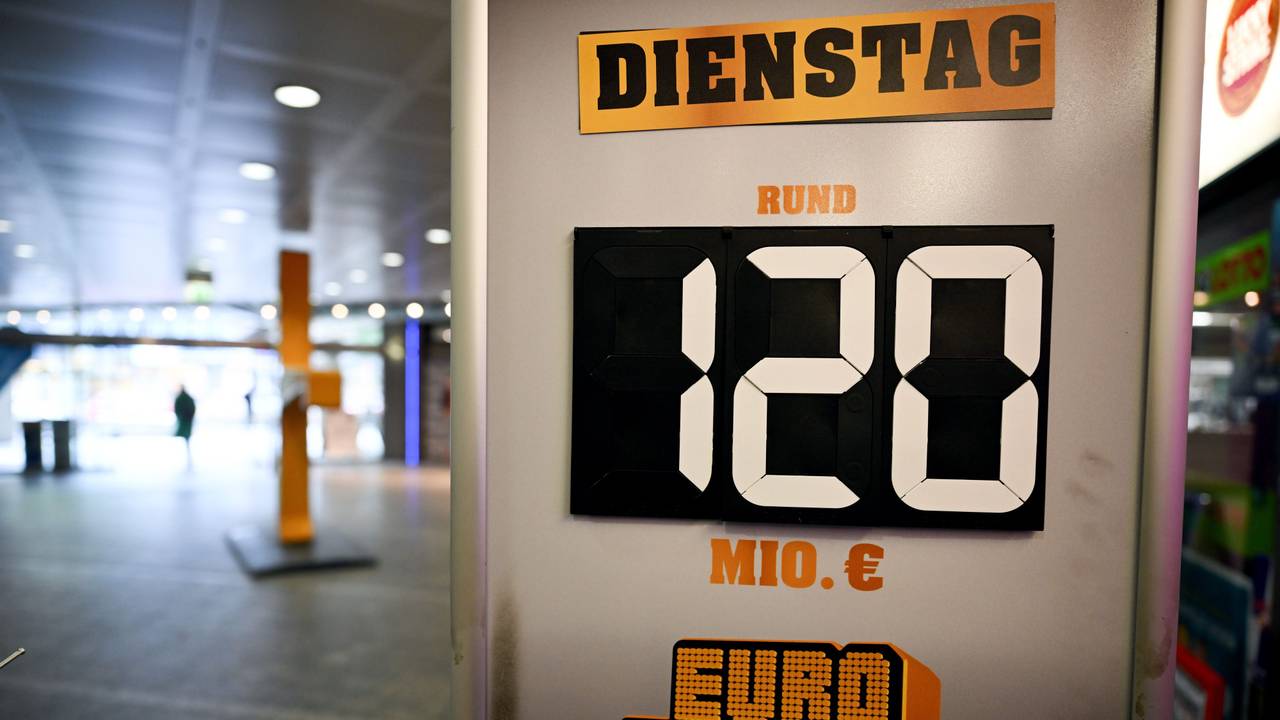 Ein Schild wirbt in Düsseldorf für die Gewinnsumme von 120 Millionen Euro im Eurojackpot.