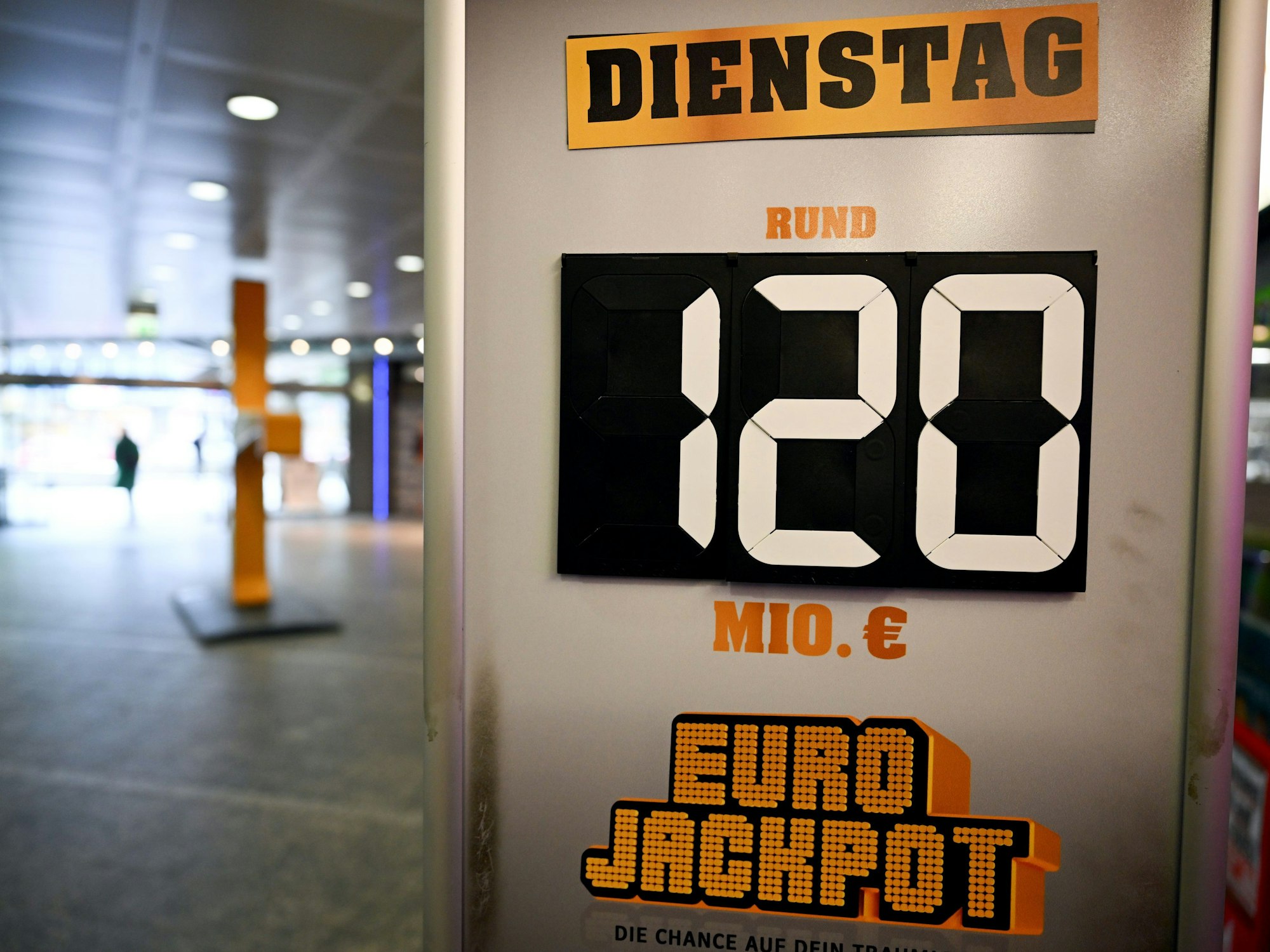 Ein Schild wirbt in Düsseldorf für die Gewinnsumme von 120 Millionen Euro im Eurojackpot.