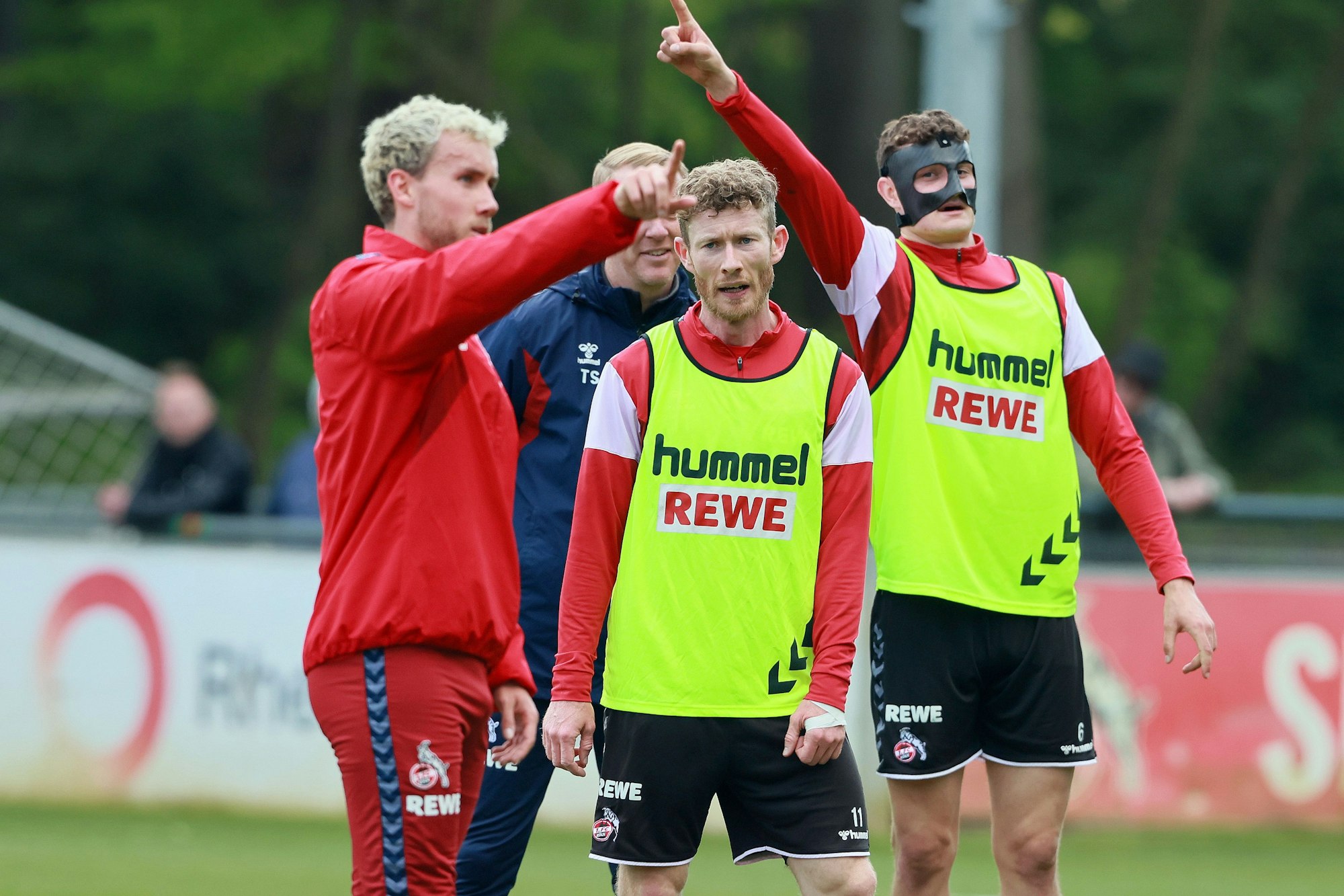 FC-Kapitän Florian Kainz (M.) gemeinsam mit Luca Waldschmidt (l.) und Eric Martel im Training des 1. FC Köln am 23. April 2024.