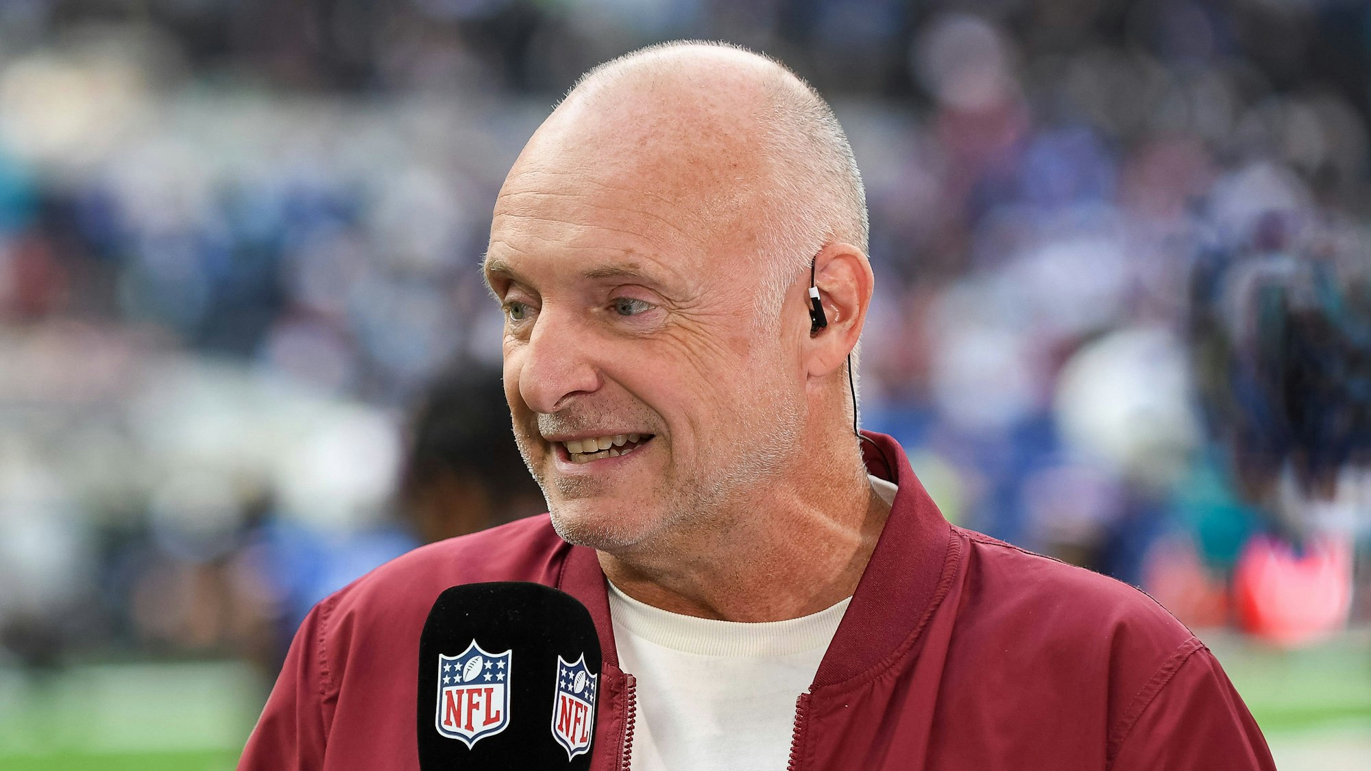 Frank Buschmann spricht bei einer NFL-Übertragung in ein RTL-Mikrofon.