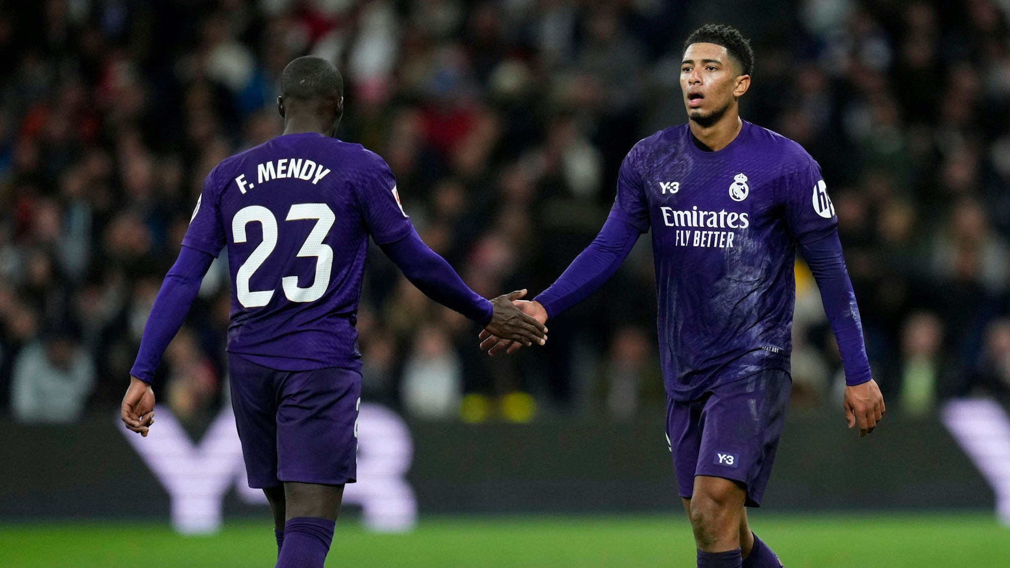 Ferland Mendy klatscht mit Teamkollege Jude Bellingham ab.