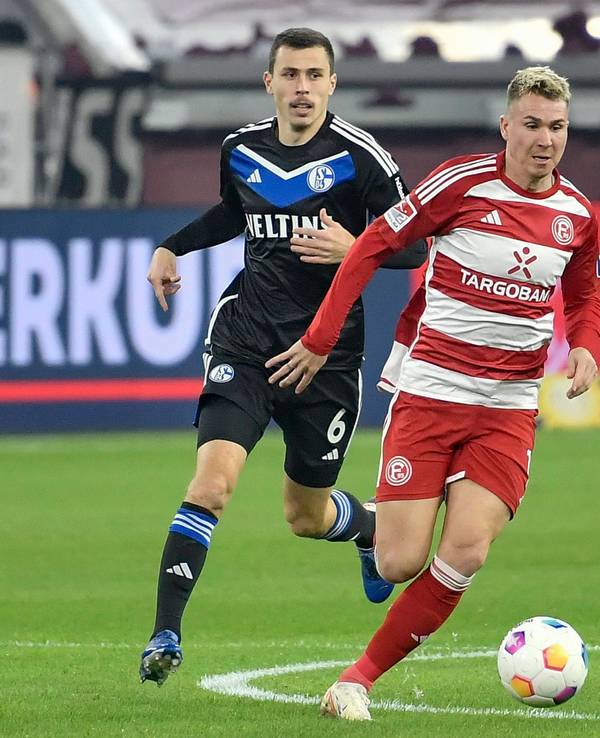 Fortuna Düsseldorfs Felix Klaus führt den Ball, Schalkes Ron Schallenberg verfolgt ihn.