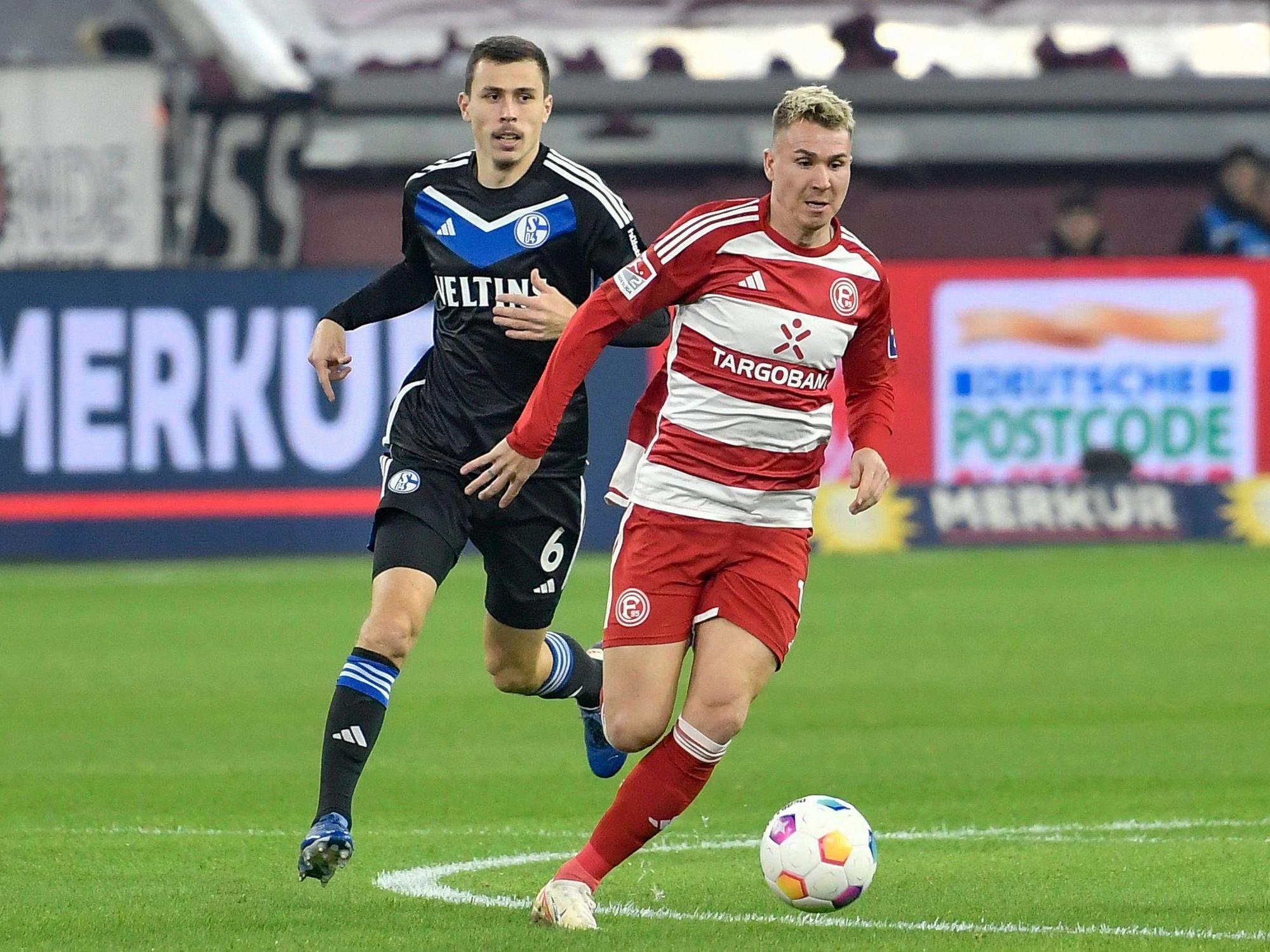Fortuna Düsseldorfs Felix Klaus führt den Ball, Schalkes Ron Schallenberg verfolgt ihn.