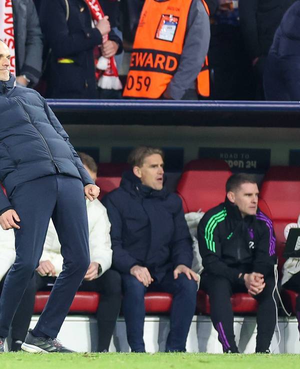Thomas Tuchel steht vor der Bayern-Bank.