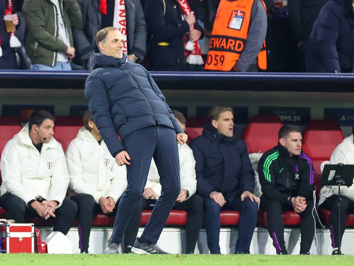 Thomas Tuchel steht vor der Bayern-Bank.