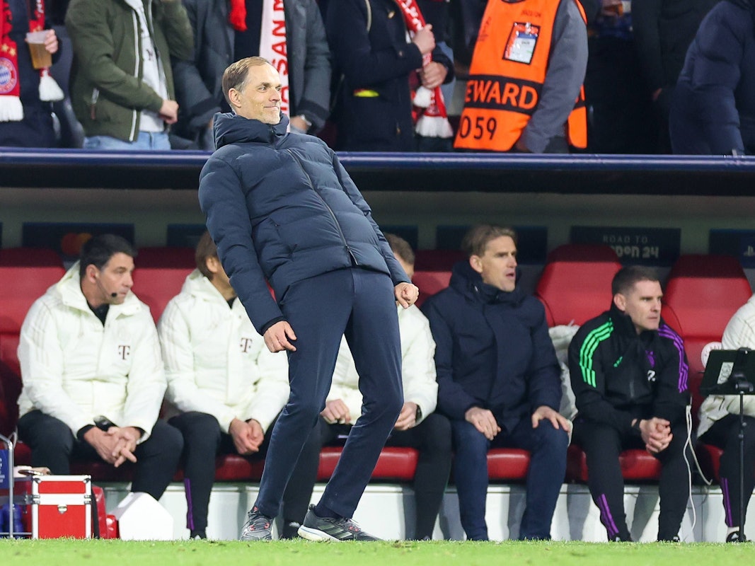 Thomas Tuchel steht vor der Bayern-Bank.