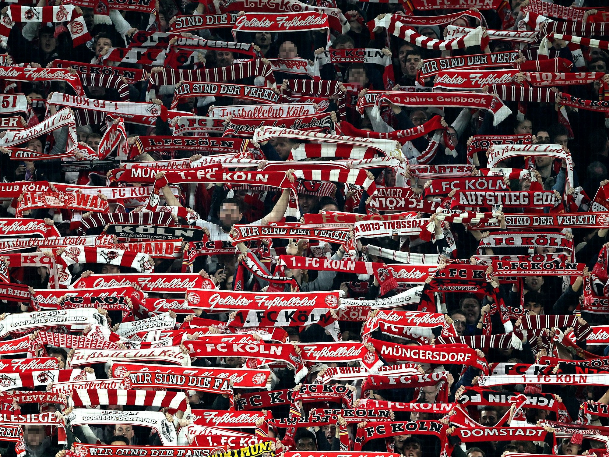 Kölner Fans mit Schals auf der Südtribüne während der Hymne