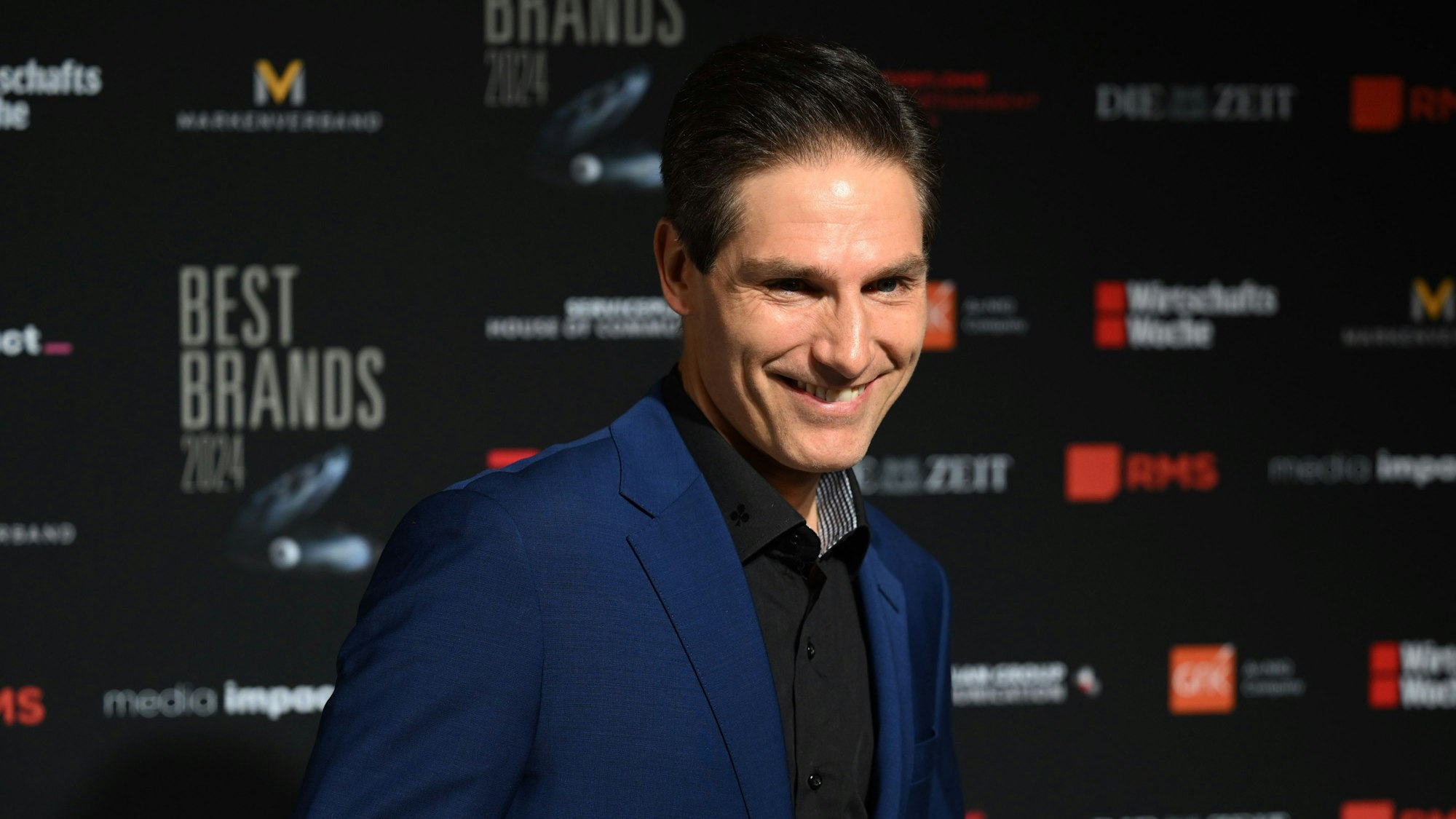 Christian Polanc wird auf einem Event von den Kameras abgelichtet.