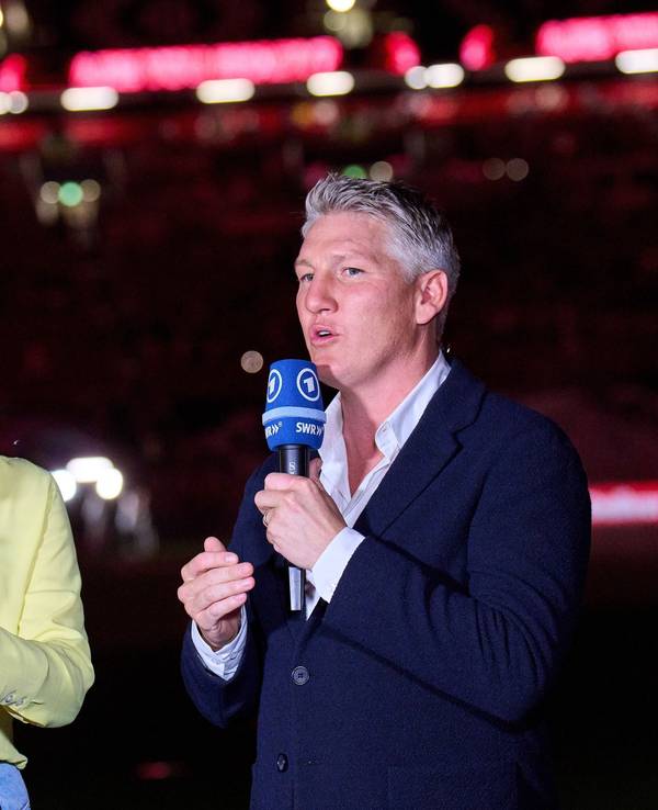 Esther Sedlaczek und Bastian Schweinsteiger am Mikro