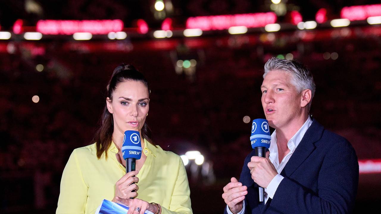 Esther Sedlaczek und Bastian Schweinsteiger am Mikro