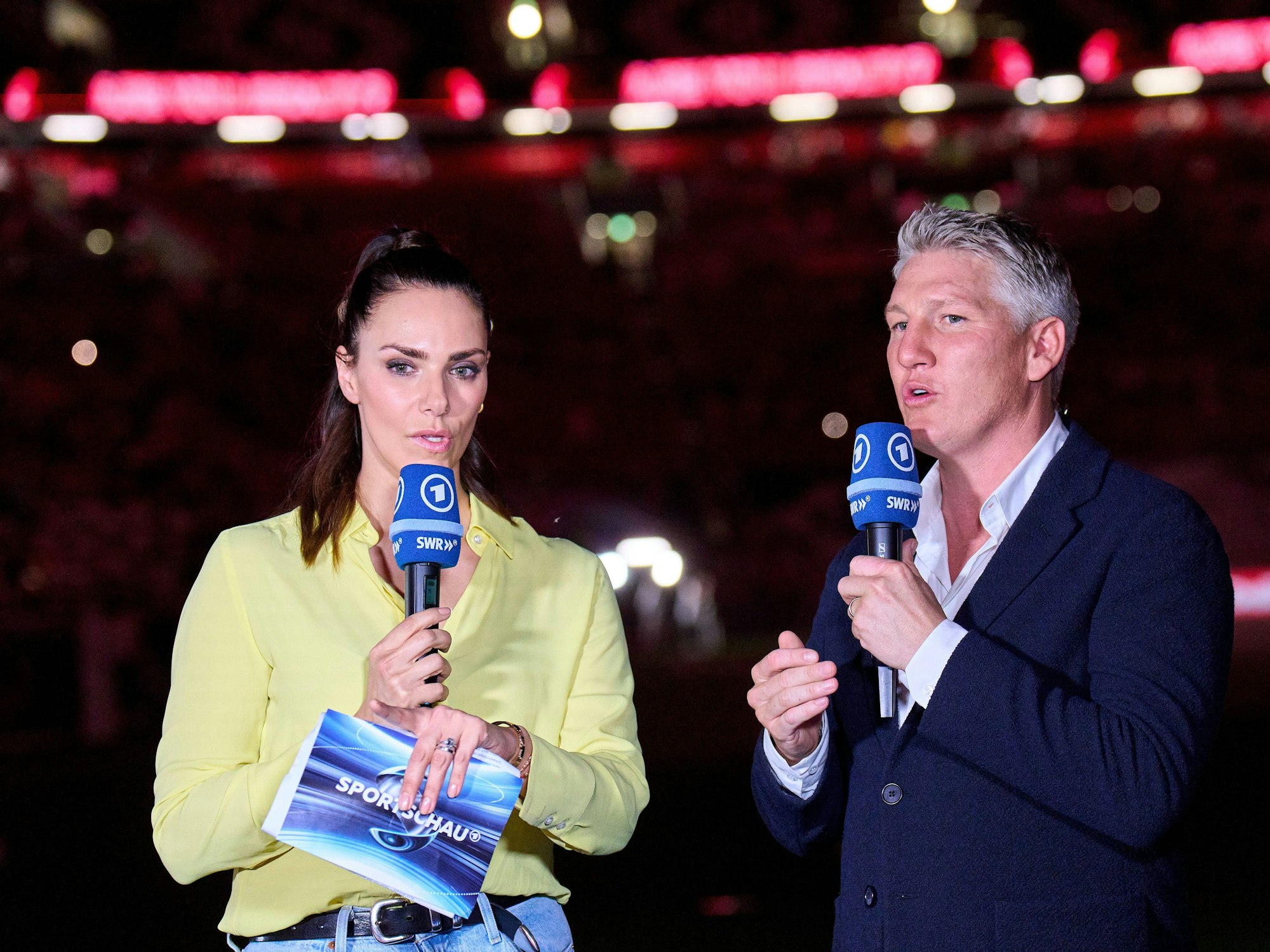 Esther Sedlaczek und Bastian Schweinsteiger am Mikro