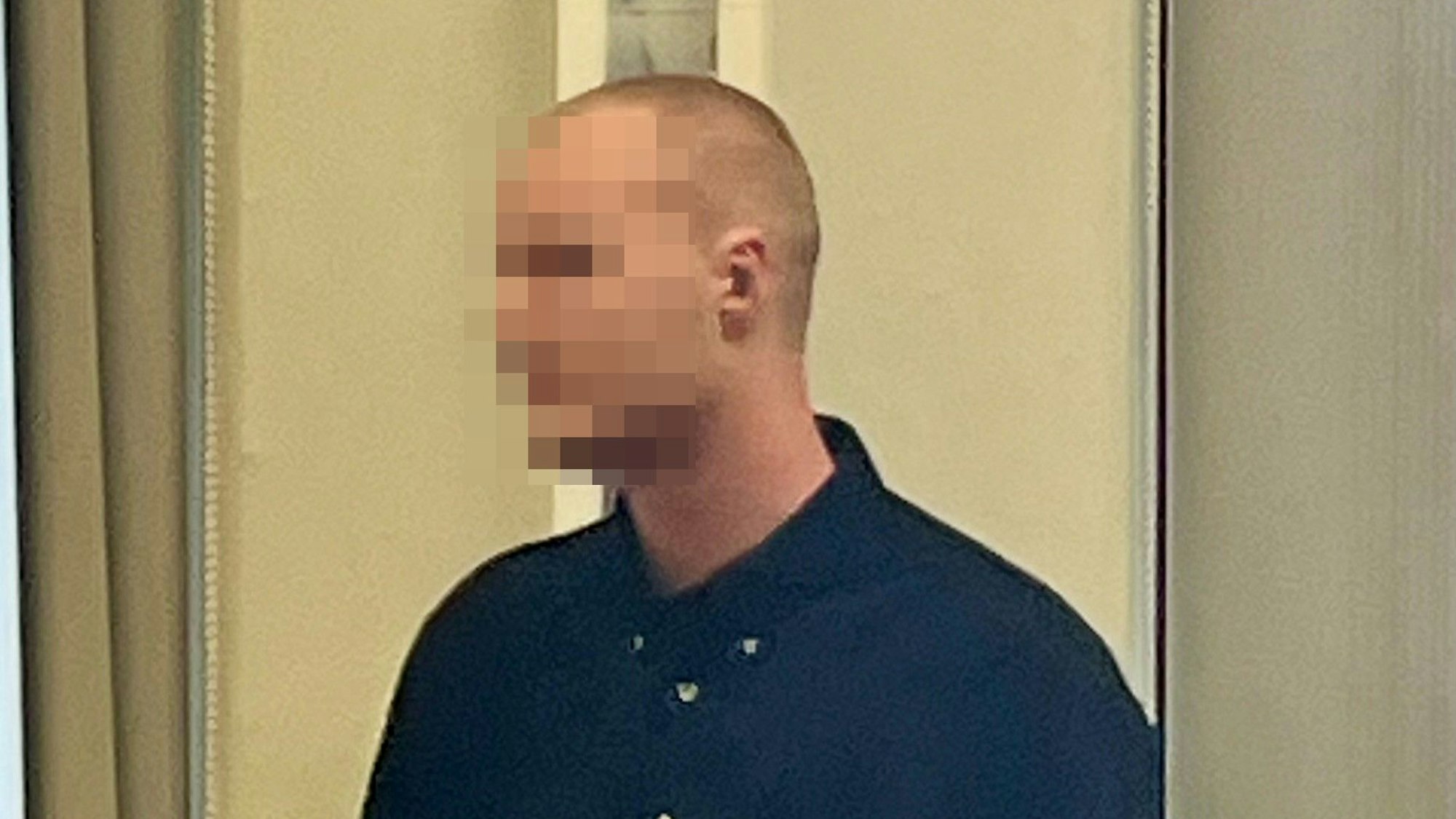 Ein Mann steht im Gerichtssaal. Ihm wurde das Ohr abgebissen.