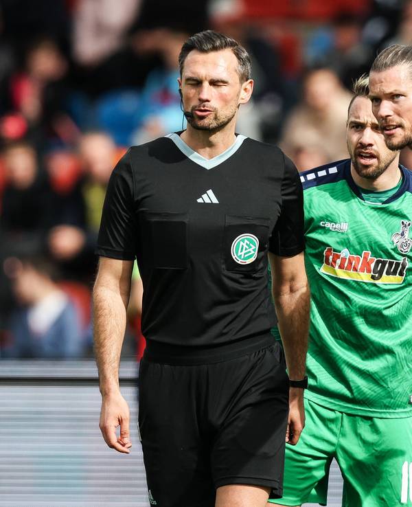 Die Duisburg-Profis Daniel Ginczek und Thomas Pledl diskutieren im Spiel bei der SpVgg Unterhaching mit dem Schiedsrichter.