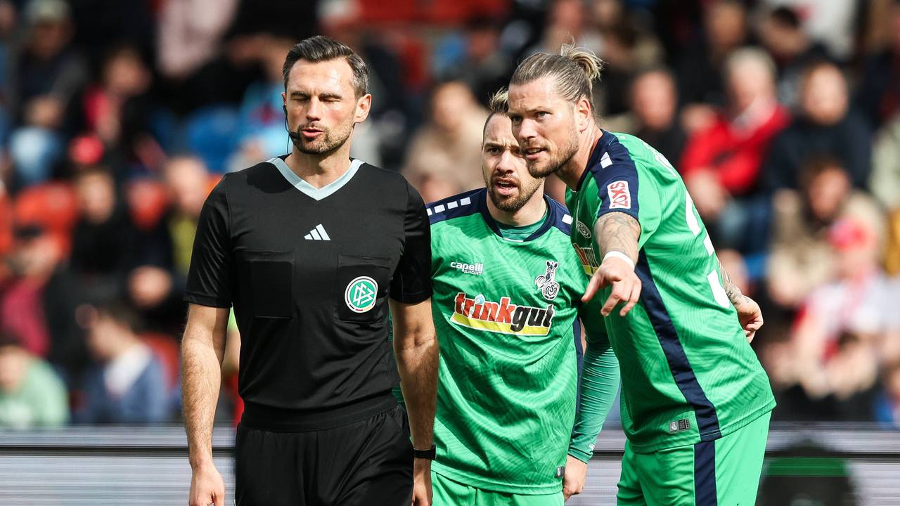 Die Duisburg-Profis Daniel Ginczek und Thomas Pledl diskutieren im Spiel bei der SpVgg Unterhaching mit dem Schiedsrichter.