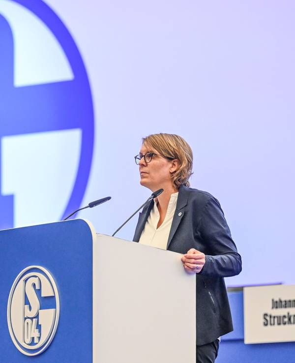 Mitgliederversammlung FC Schalke 04. Schalkes Vorstand Christina Rühl-Hamers steht am Rednerpult. Der FC Schalke hat die Lizenz für die 3. Liga nur unter Vorbehalt erhalten.