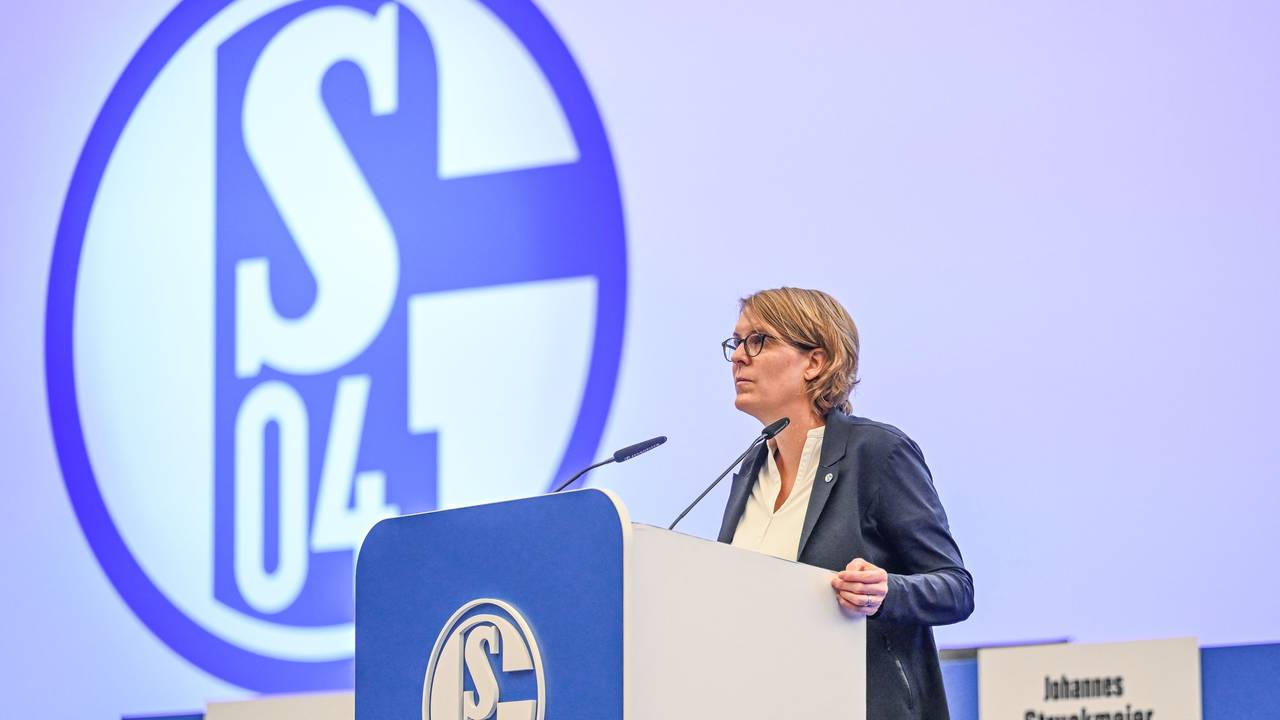 Mitgliederversammlung FC Schalke 04. Schalkes Vorstand Christina Rühl-Hamers steht am Rednerpult. Der FC Schalke hat die Lizenz für die 3. Liga nur unter Vorbehalt erhalten.