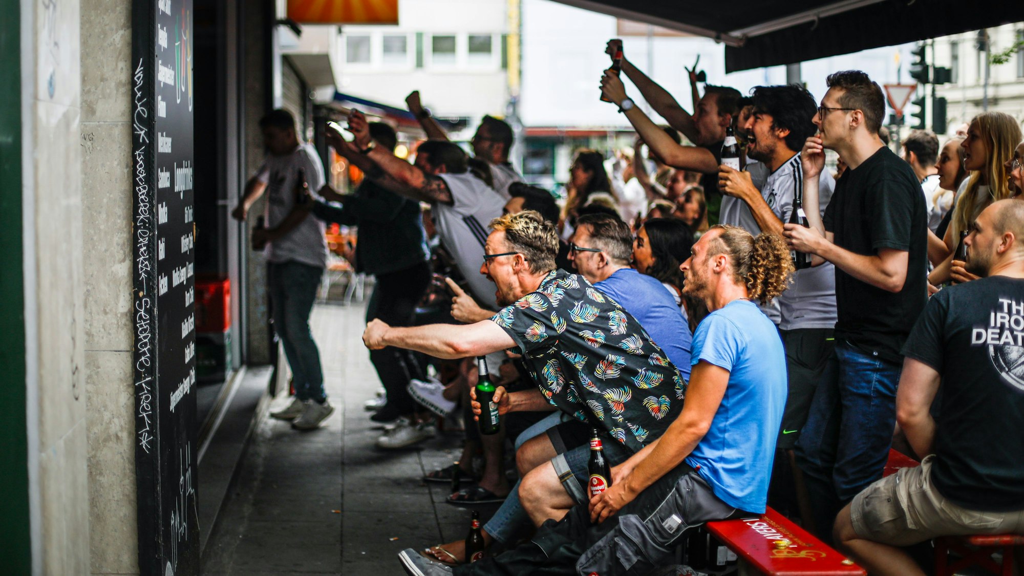 Fußballfans beim Public Viewing in einer Kölner Kneipe.