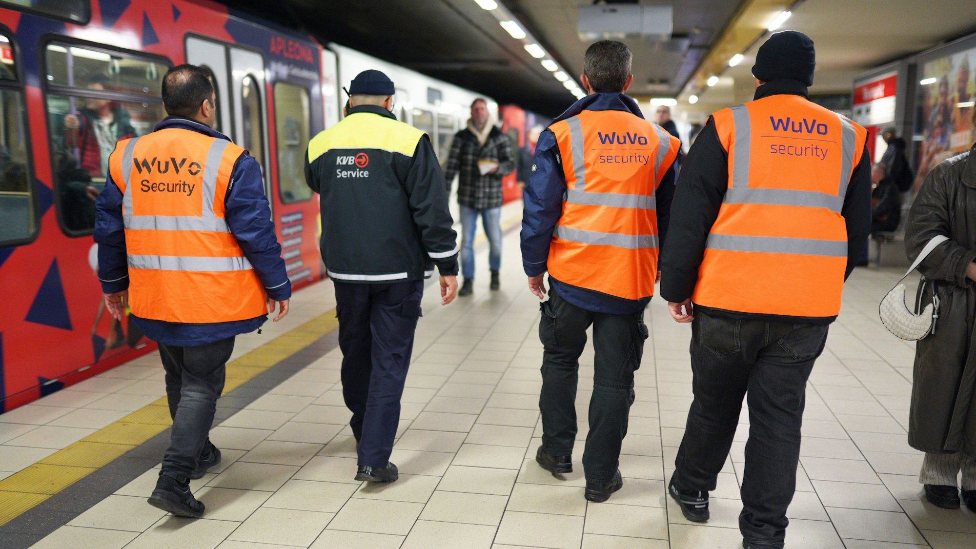 Die KVB-Sicherheitsbestreifung besteht aus vier Personen.