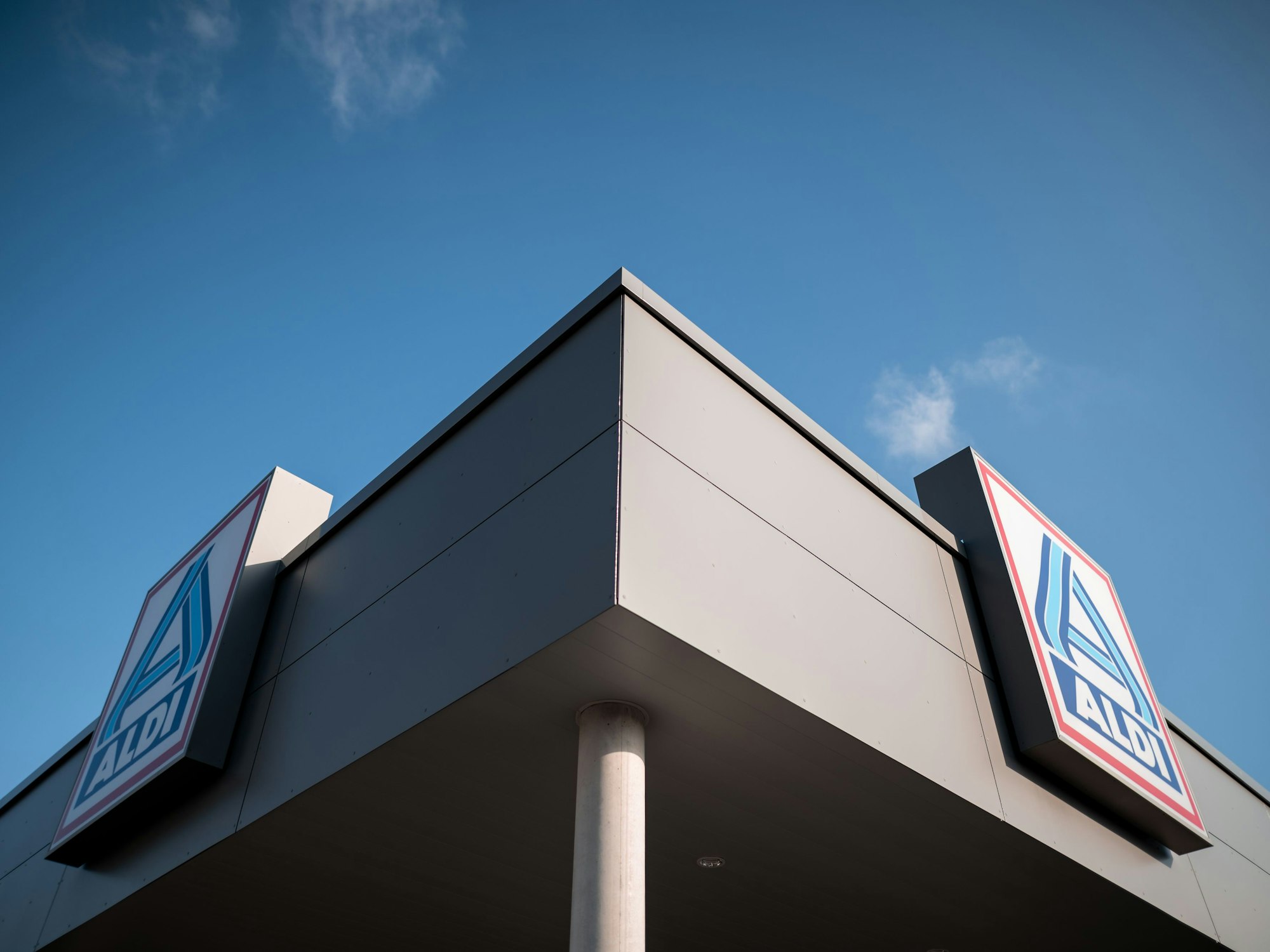 Das Logo von Aldi-Nord ist an einer Aldi-Filiale zu sehen.