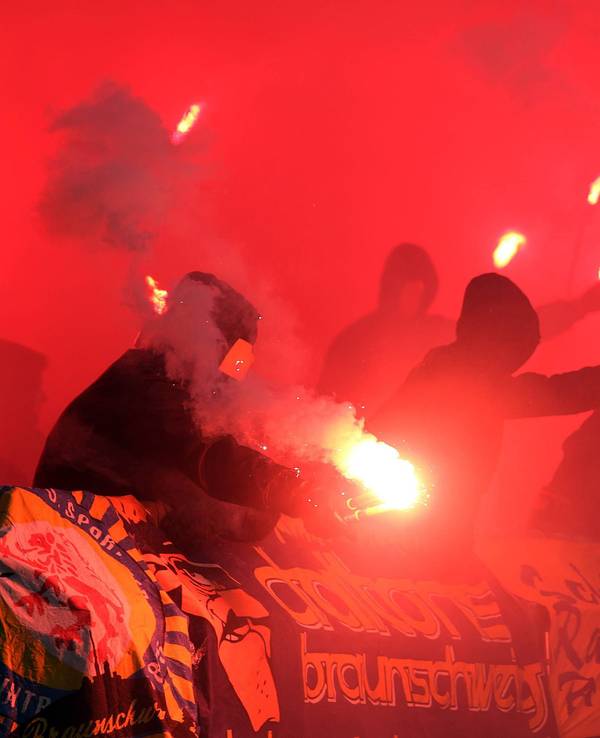 Braunschweiger Fans zünden Bengalos