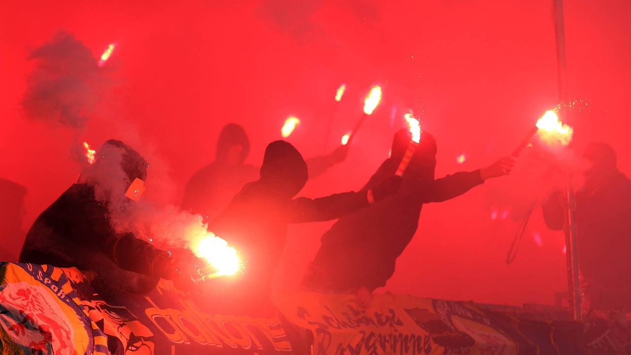 Braunschweiger Fans zünden Bengalos