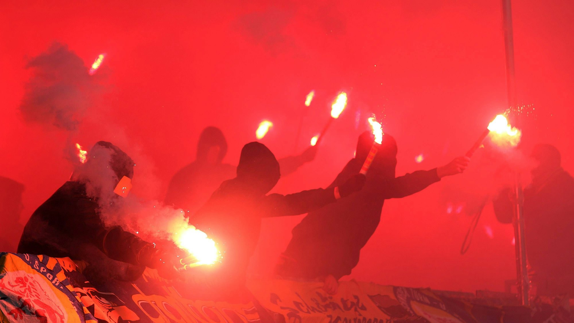 Braunschweiger Fans zünden Bengalos