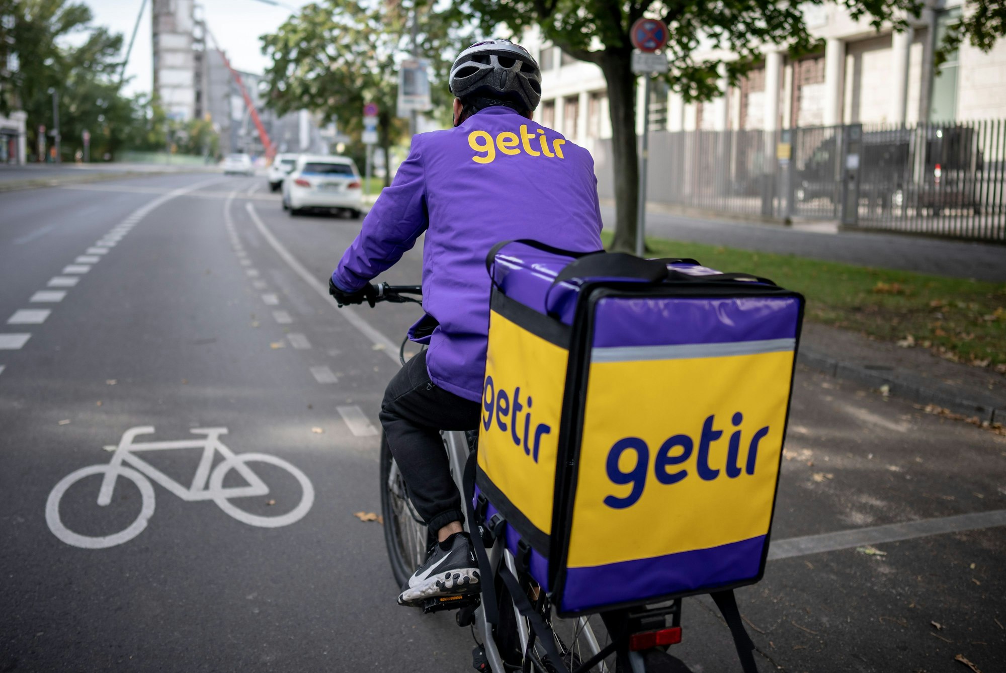 Ein Lieferfahrer des türkischen Lieferdienstes Getir fährt mit seinem Fahrrad durch Berlin.