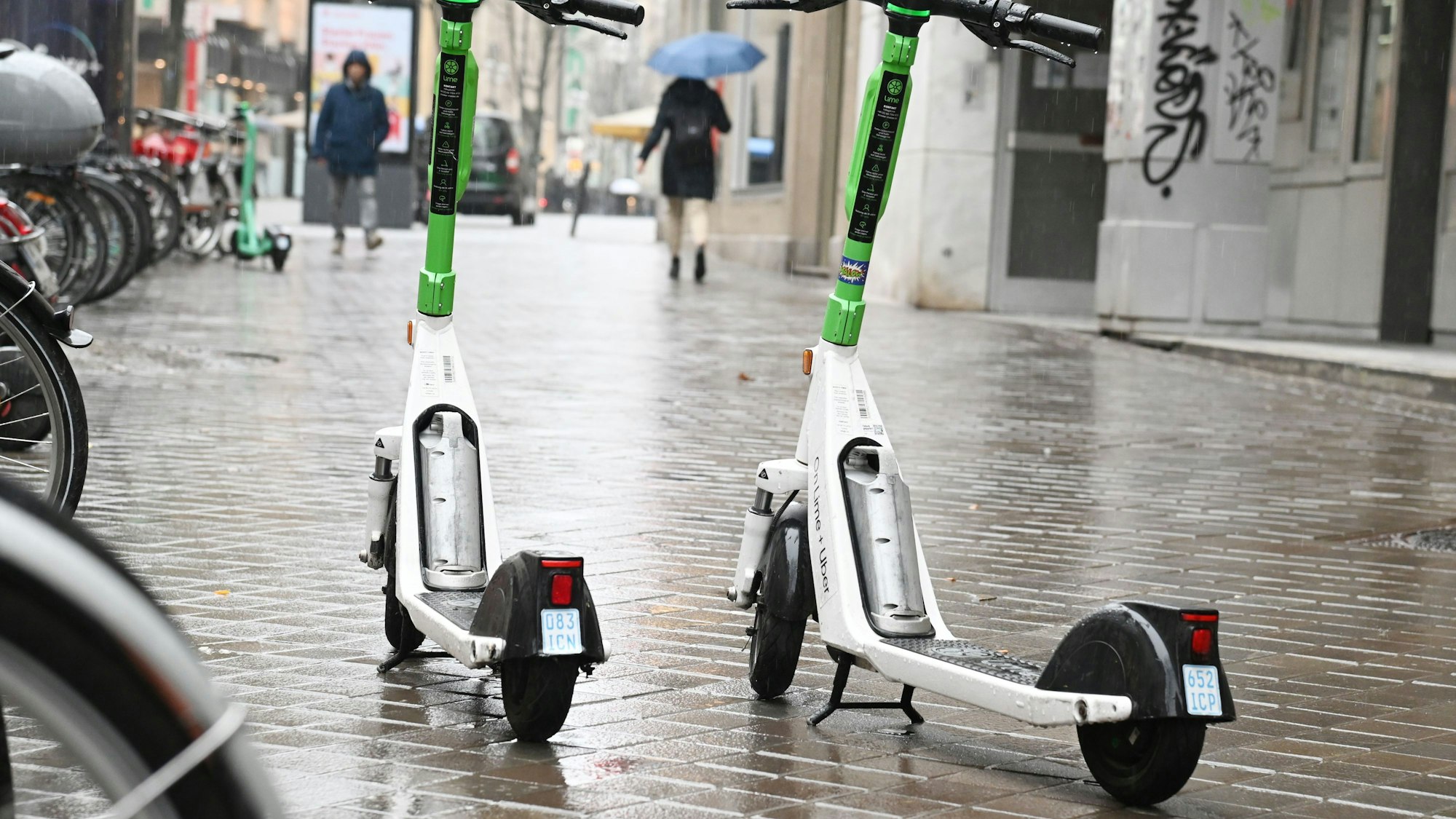 Diese Elektroroller wurden auf der Gürzenichstraße mitten auf dem Fußweg abgestellt.