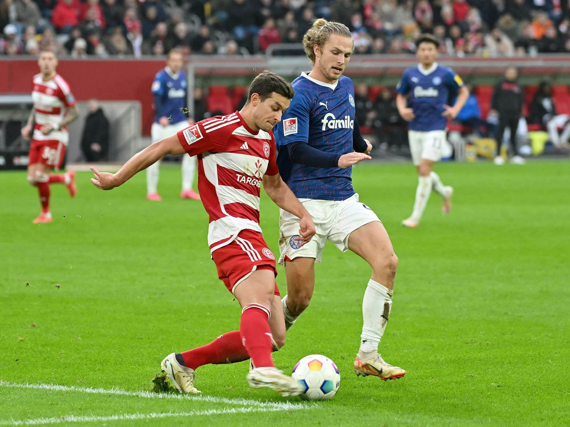 Fortunas Tim Oberdorf im Zweikampf mit Holstein Kiels Jann-Fiete Arp.