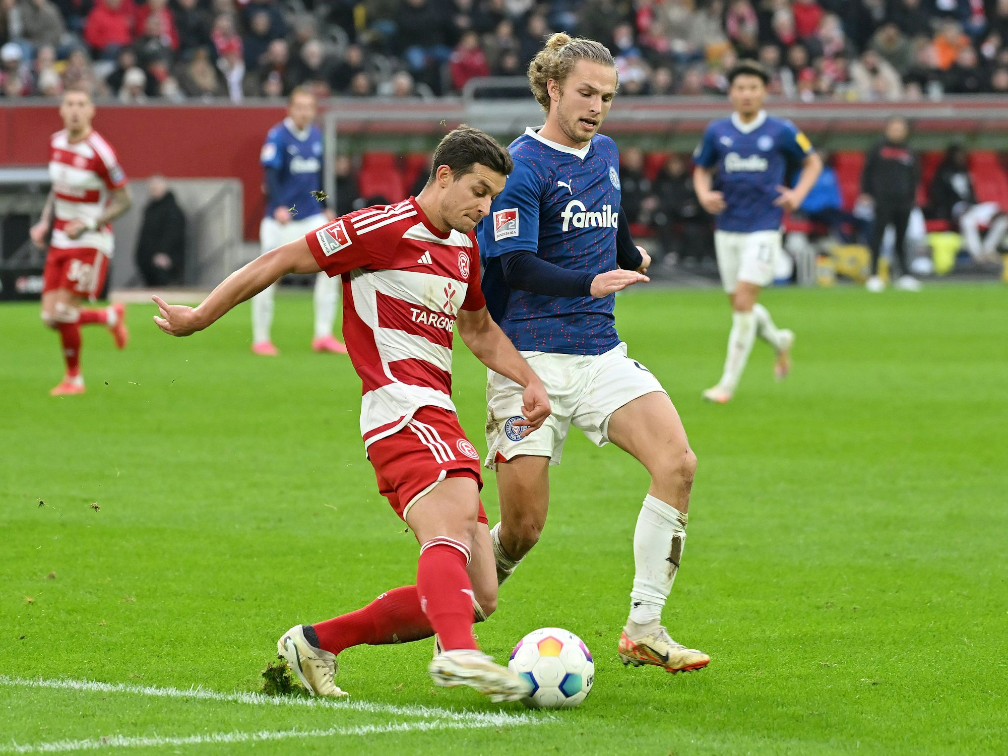 Tim Oberdorf im Zweikampf mit Fiete Arp.