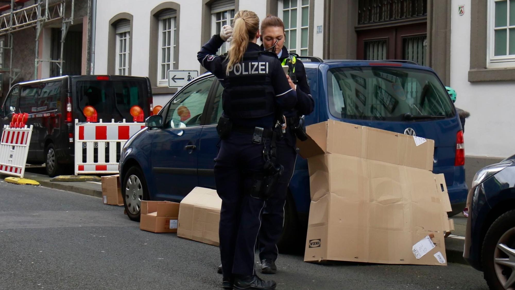 Zwei Polizistinnen stehen bei einem Einsatz auf dem Thürmchenswall auf der Straße.