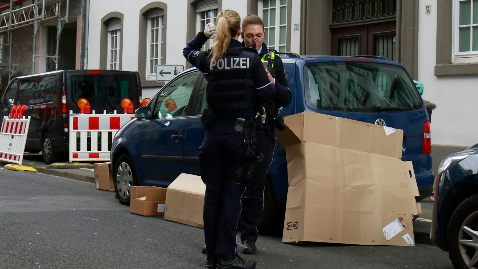 Zwei Polizistinnen stehen bei einem Einsatz auf dem Thürmchenswall auf der Straße.