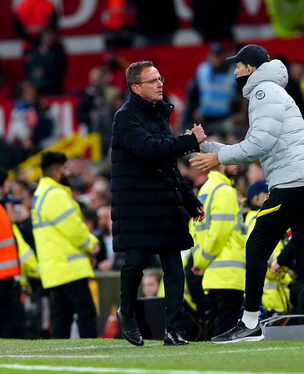 Ralf Rangnick und Thomas Tuchel geben sich bei einem Spiel die Hand.