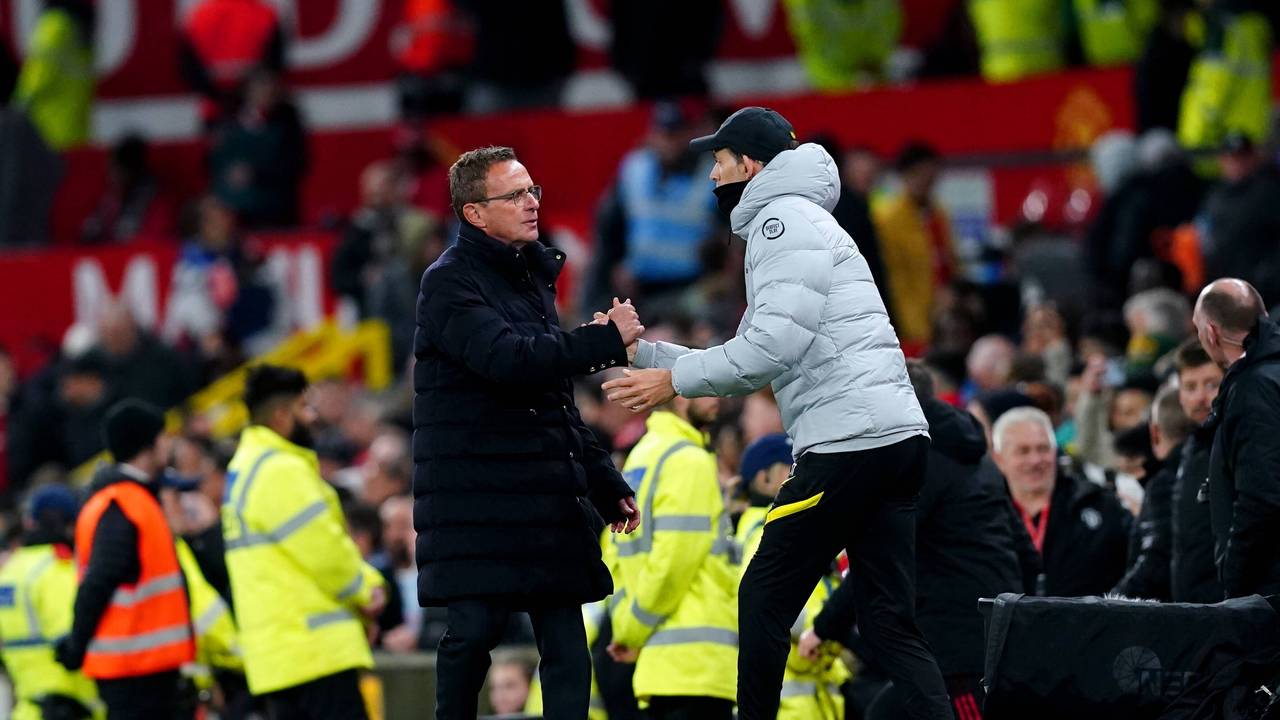 Ralf Rangnick und Thomas Tuchel geben sich bei einem Spiel die Hand.
