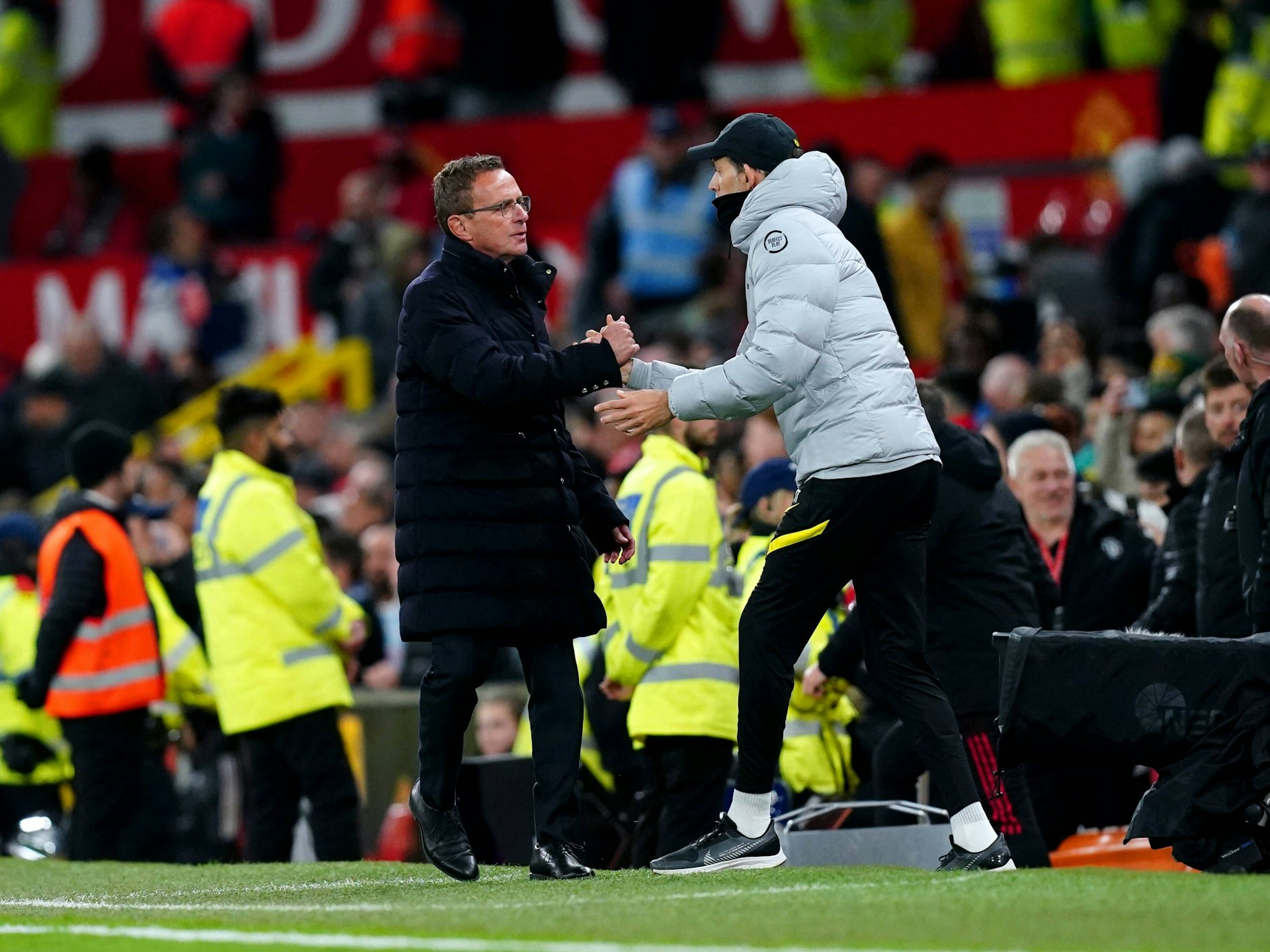 Ralf Rangnick und Thomas Tuchel geben sich bei einem Spiel die Hand.